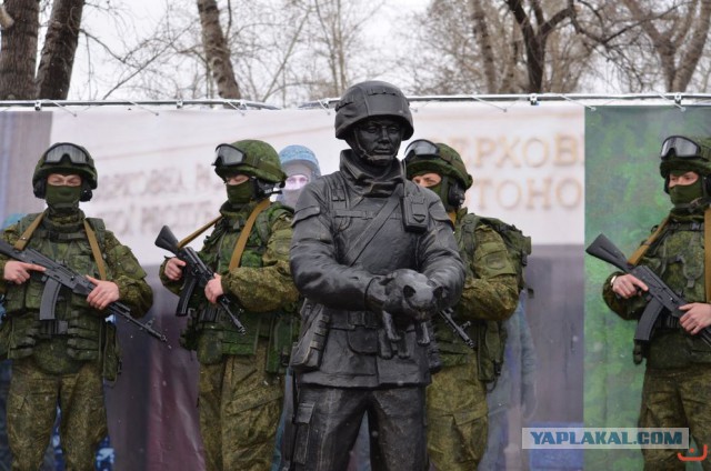 Памятник "Вежливые люди" подвергся нападению вандалов