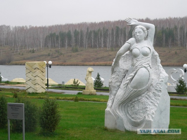 Памятники, способные удивить любого