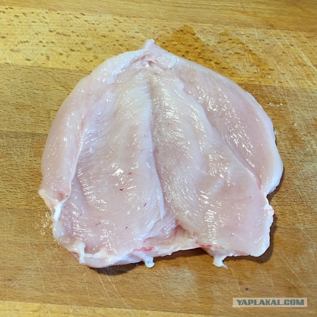 Куриное филе с голубым сыром с персиком и салатом