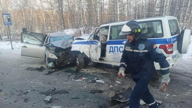 Челябинский полицейский подставил свой УАЗ под удар, чтобы спасти детей в автобусе