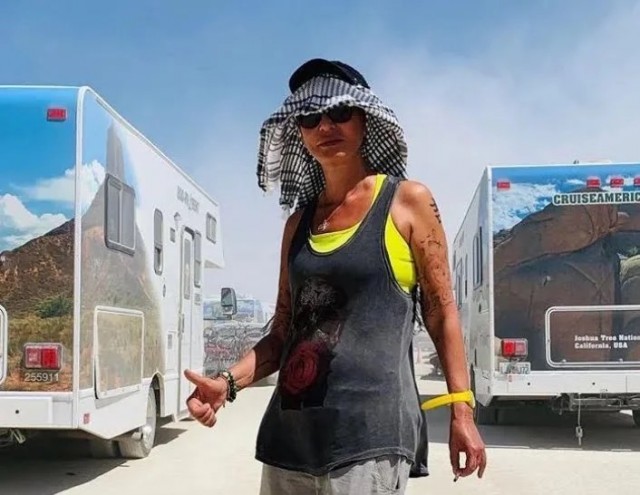 Девчули с фестиваля Burning man