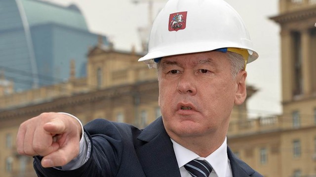 Момент обрушения асфальта во дворе Садово-Черногрязской в Москве попал на видео