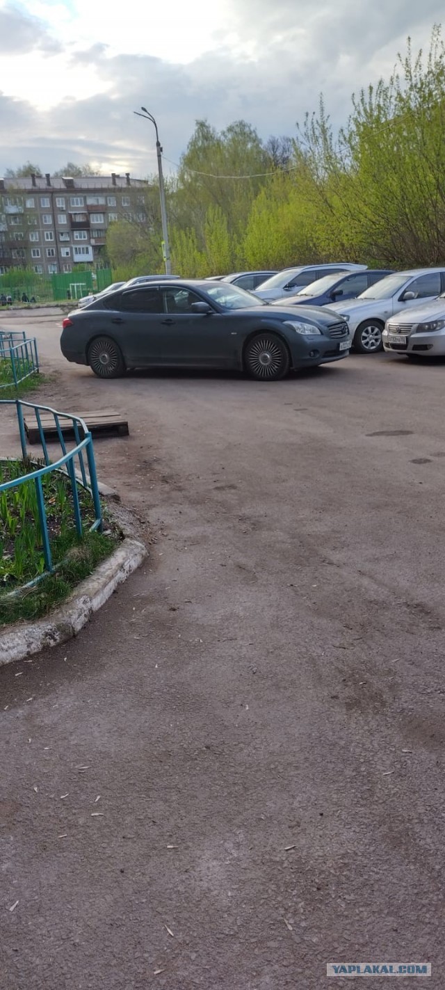 В Уфе неадекватный жилец терроризирует весь дом, блокируя выезд