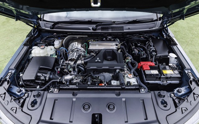 Новый Pajero выходит на рынок Японии по цене от 6 193 000 иен (около 3,2 млн рублей).