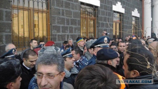 Армяне требуют выведения российской военной базы