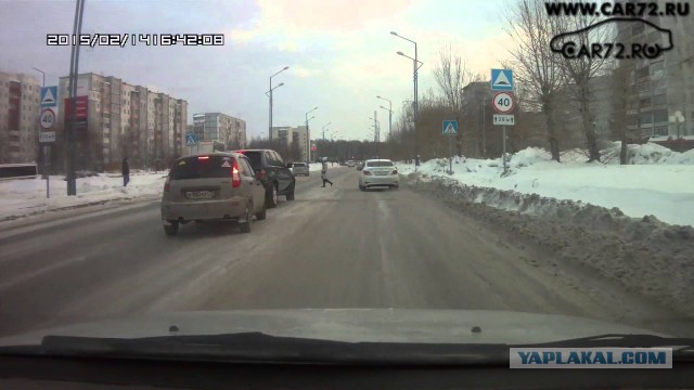 Омские дороги выглядят так, как будто там закончилась не зима, а война