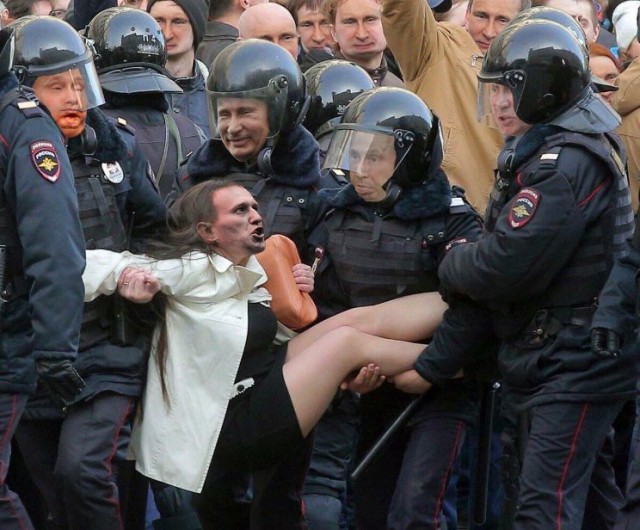Героиню фото с акции против коррупции в Москве оштрафовали