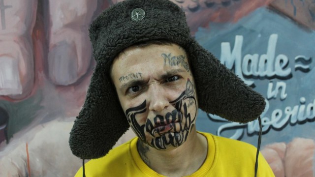 "Терять нечего". Красноярец набил татуировку на пол-лица