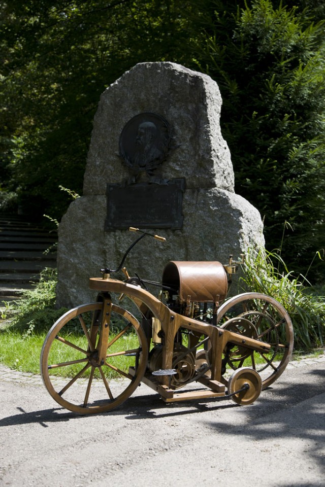 Деревянный мотоцикл от Даймлера из 19 века