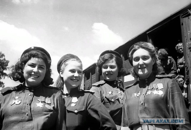 Женщины и война. Только улыбки