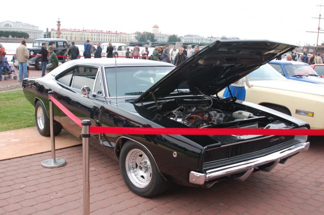 Авто Вернисаж на Неве.