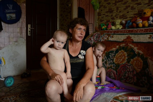 Женщина рыбачит, чтобы спасти детей от голода