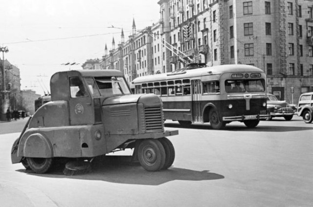 «Подметалки» и «поливалки»: история коммунальных машин прошлых лет