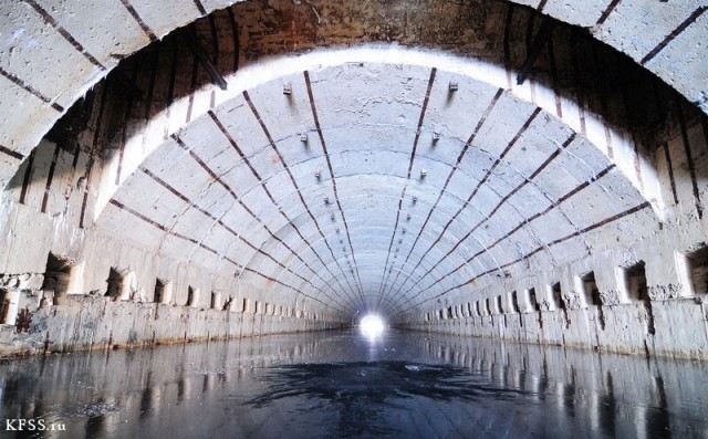 Заброшенная база подлодок на берегу бухты Павловского