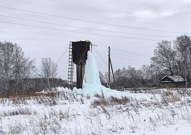 Водонапорная башня рухнула на «буханку» во время ремонта в Тверской области