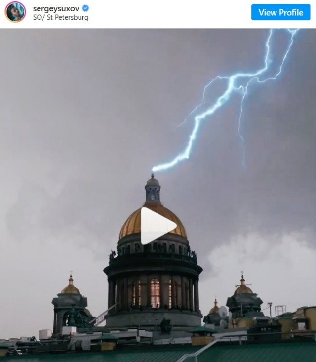 Эпичные кадры вчерашней грозы в Петербурге: молнии били в телебашню, «Лахта центр» и крест Исаакиевского собора