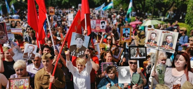 В Ташкенте на территории мемориального комплекса «Братские могилы» сегодня состоялось шествие «Бессмертного полка».