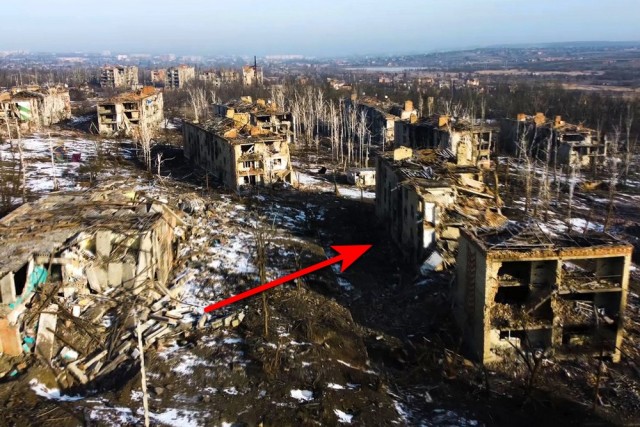 Военные ВС РФ водрузили российский флаг на крыше Авдеевского коксохимического завода. Триколор развернут над зданием ж/д вокзала