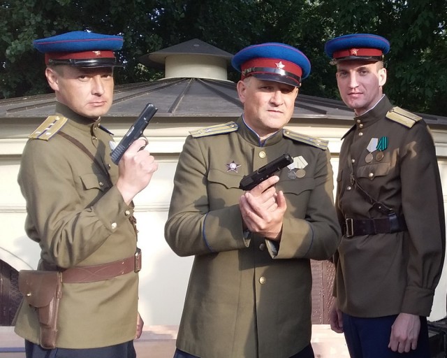 Ким Чен Ын с калашом и в кожанке задаёт фэшн-тренд в этом милитари мире