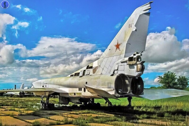 Заброшенные дальние ракетоносцы Ту-22М3 на авиабазе Воздвиженка до распила