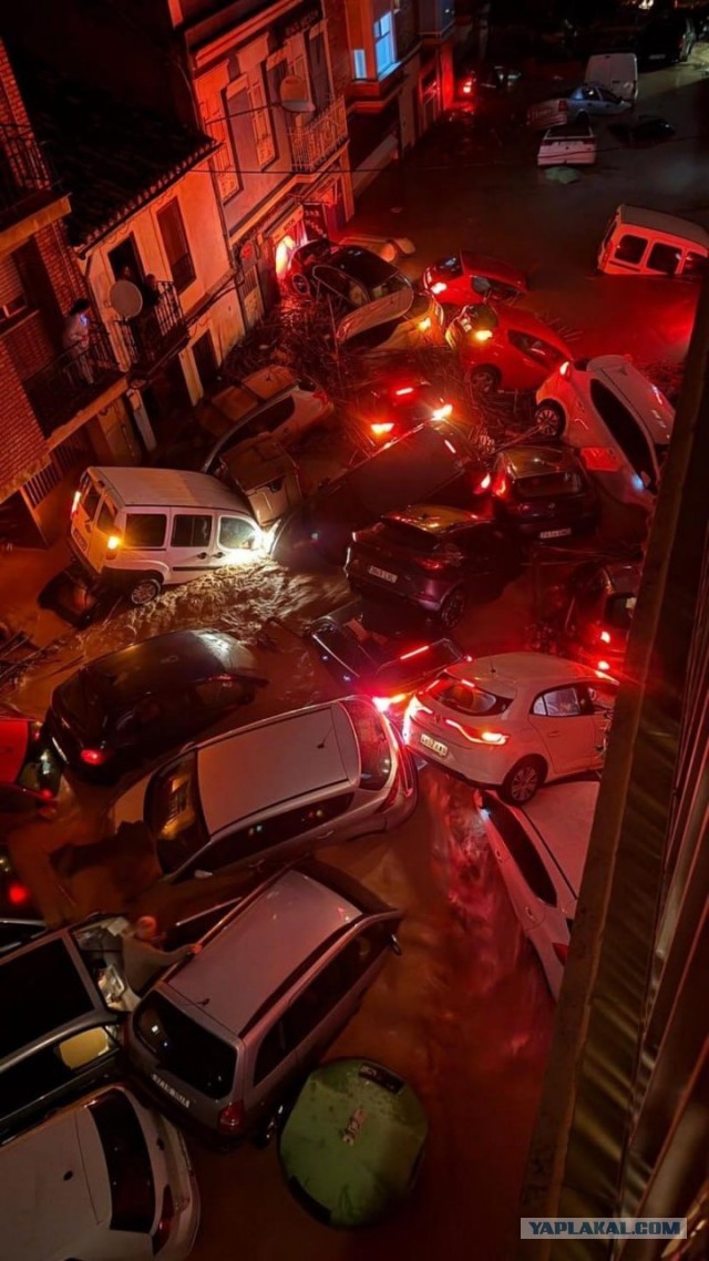 Погибли как минимум 95 человек в Валенсии, по всей Испании объявлен трёхдневный траур.