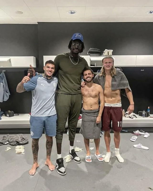 С таким ростом шмотки покупать - сплошная проблема, наверное