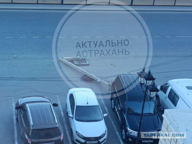 В Астрахани легковой фургон протаранил два электрических столба