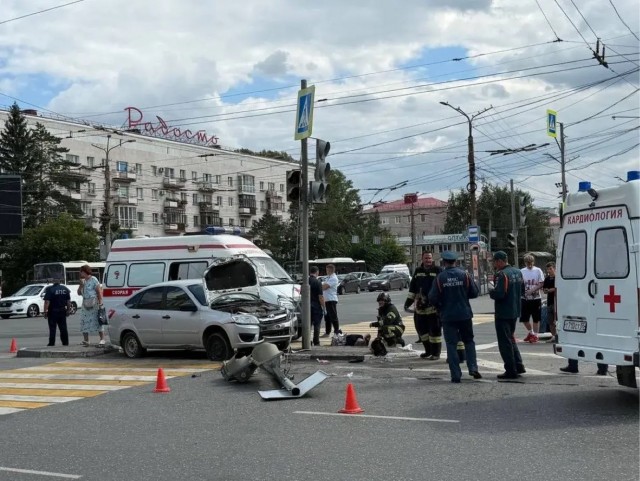 Машина сбила людей на пешеходном переходе в Омске, пострадали минимум 7 человек