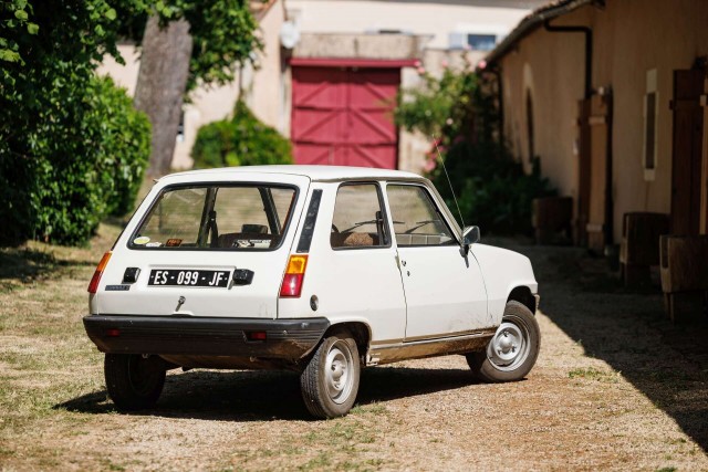 Найденный в гараже Renault 5 1982 года выпуска продан за рекордную цену: на одометре было всего 12 километров