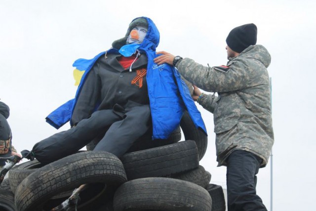 В Сумах сожгли чучело Путина