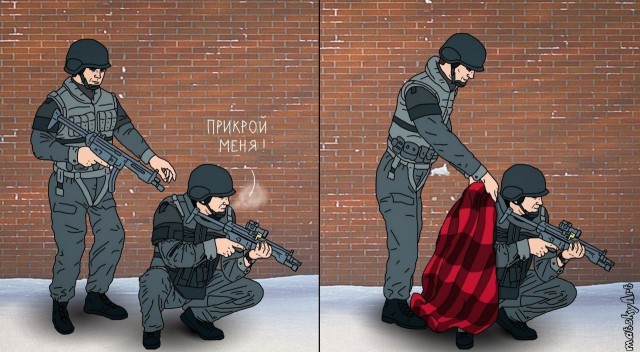 Водитель фуры помогает мотоциклисту съехать на обочину на оживленной дороге