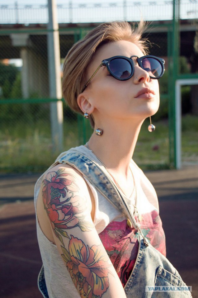 Девушки с татуировками. Одетые и не совсем.