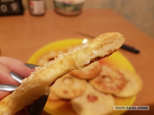 Творожно-сырные колечки с кунжутом