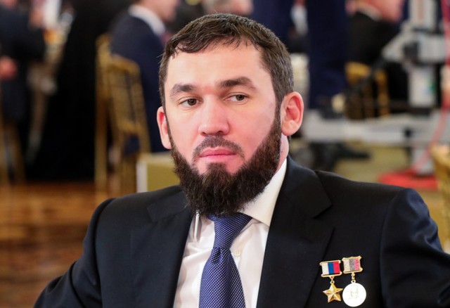 По соседству с закрашенным Навальным появилось новое граффити — с другим героем
