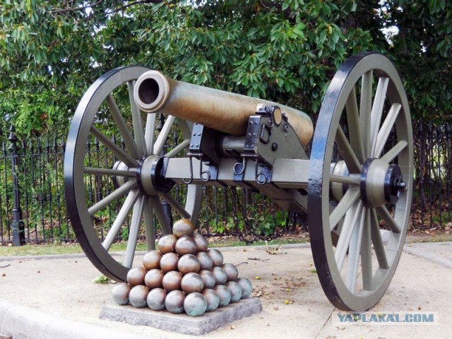К границе с Украиной пригнали десятки единиц военной техники, гуляют солдаты