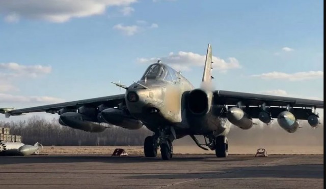 Российское Минобороны показало нанесение удара штурмовиками Су-25 по складам ВСУ