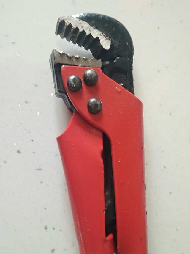 Хотел по хозяйству поработать, сантехника. Такой херни ни разу не видел