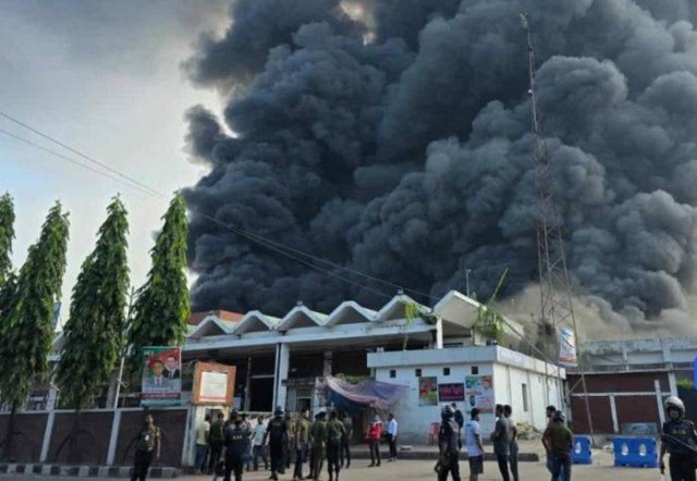 Мощный пожар вспыхнул в аэропорту столицы Бангладеш — власти приостановили полеты.