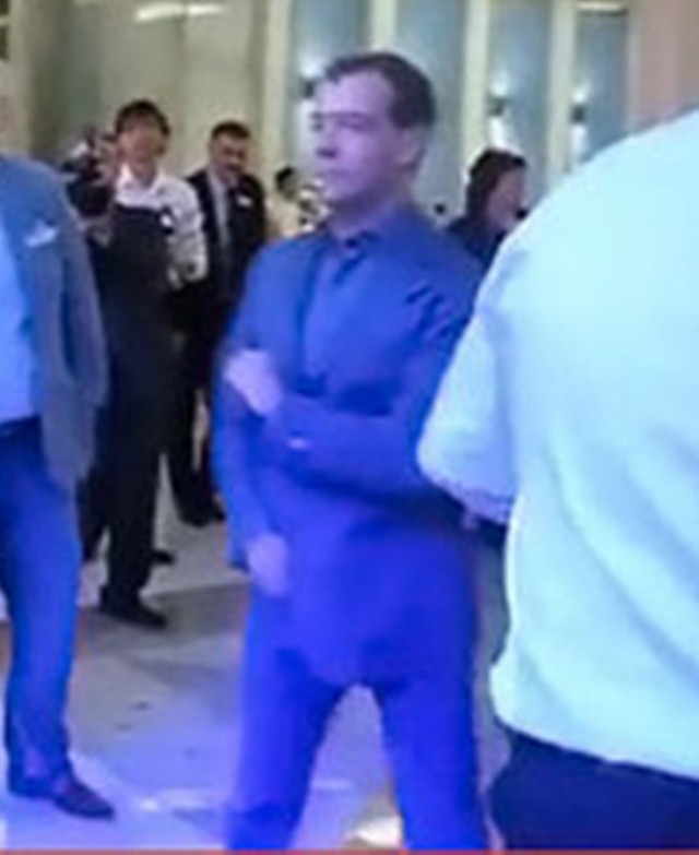 Робот танцует под фолк-ривайвл в ожидании главного гостя – Владимира Путина