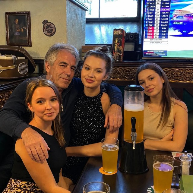 Традиционное развлечение: мадам попросила "Фотошоперы, исправьте фотку, пожалуйста"