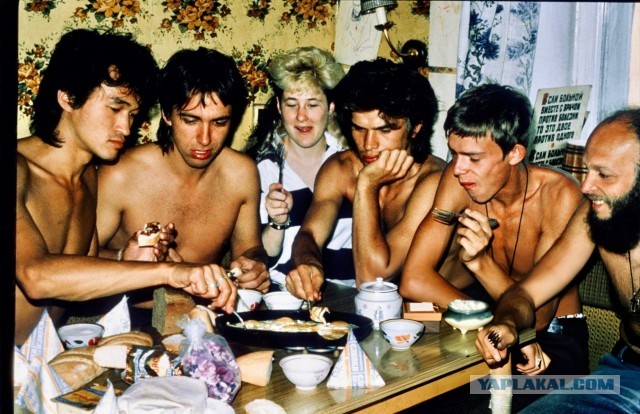 У кого-то на даче Цой, Д.Стингрей и другие едят шашлык, 1986г.