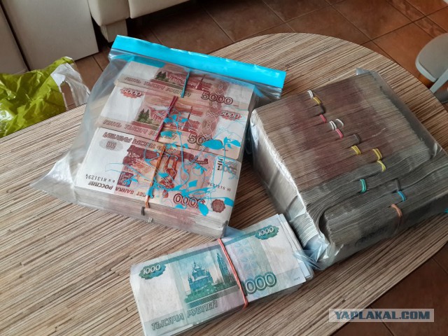 У него есть деньги и кожаное кресло