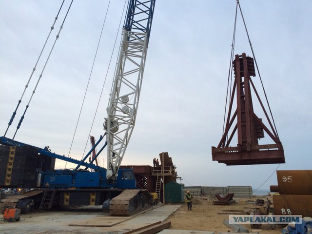 Керчане полюбили мост через пролив