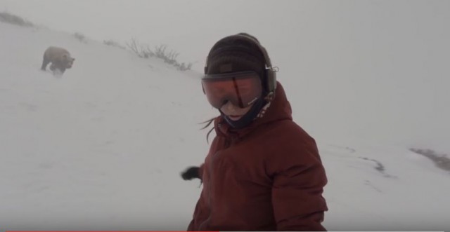 Сноубордистка случайно сняла гнавшегося за ней медведя