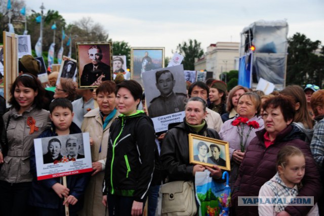 Бессмертный полк: Алматинцы маршировали по улицам города с портретами ветеранов и зонтами
