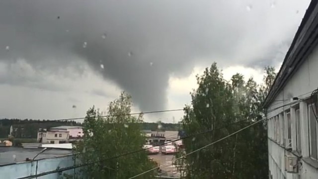 Смерч в Сыктывкаре ломает кран