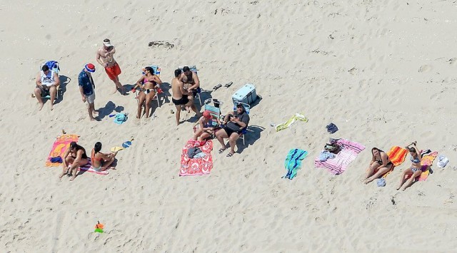 Потому что может. Губернатора Нью-Джерси обвинили в отдыхе на пляже, который он сам закрыл для местных жителей