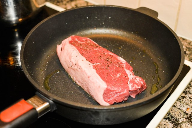Мясо в тесте на сковороде