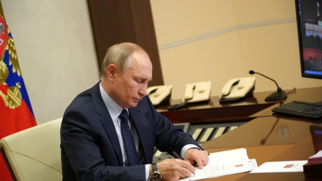 Путин поручил правительству РФ снизить уровень бедности россиян