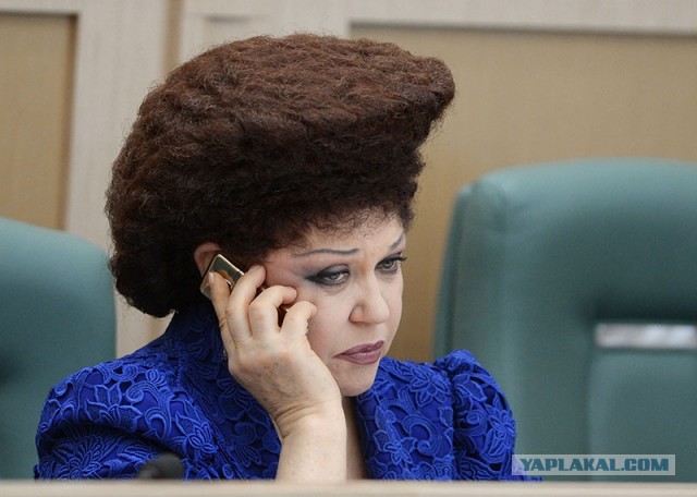 Депутат пришла на заседание с венком на голове